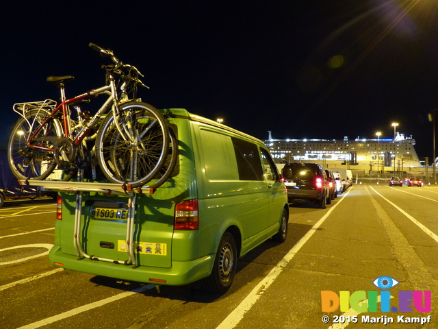 FZ019516 Waiting to board the ferry